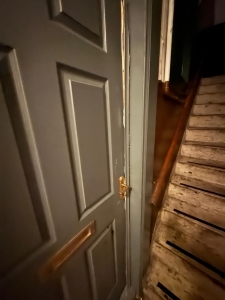 Zatrudnie stolarza naprawya dzrzwi